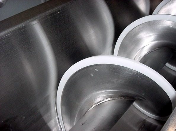 Flight-edged seamless auger inside the hopper